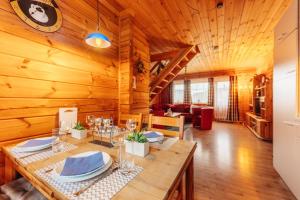 a dining room with a table in a cabin at Der Fuchsbau - 3 Blockhäuser in Bad Sachsa