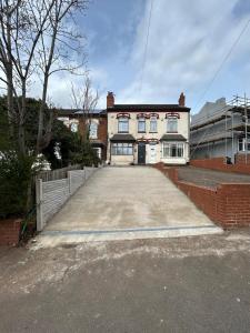 an empty driveway in front of a house at Minstead Houses - 5 Bedroom Contractor House Sleeps 9 Parking for 2 Vans Near Bromford Duddeston Fort Dunlop Star City HS2 in Birmingham