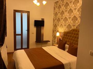 a hotel room with a bed and a window at Karmia Boutique in Piatra Neamţ