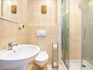 a bathroom with a sink and a toilet and a shower at RAMZES USTKA -pokoje z balkonami, parking gratis ,rowery ,dobry dojazd do plazy i centrum in Ustka +100 photos