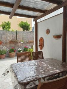 a patio with a table and chairs and plants at Il Raggio in Capri