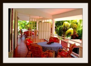 d'une salle à manger avec une table et des chaises sur un balcon. dans l'établissement Kammal Villa, à Flic-en-Flac