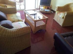 - un salon avec trois chaises et une table dans l'établissement Kammal Villa, à Flic-en-Flac