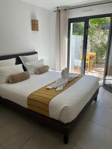 a large bed in a room with a window at Chambres d’hôtes Casarena in Porto-Vecchio