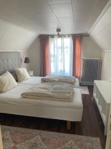 a bedroom with two beds and a window at Huset på hörnet in Hammenhög