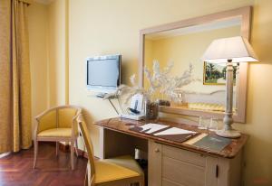 Una televisión o centro de entretenimiento en Hotel Giardino Inglese