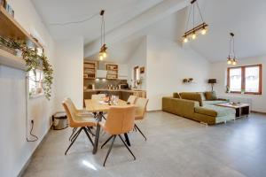 a living room with a table and a couch at Ferienwohnungen Sutorman in Bar