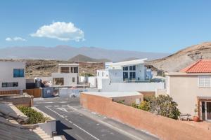 a view of a town with white buildings at Casa Orquídea 7 in El Médano