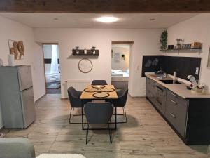 a kitchen and dining room with a table and chairs at Zum Feriennest in Ochtendung