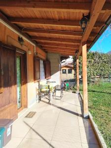 an outdoor patio with a wooden pergola at Casa dell'orso in Rocca di Botte
