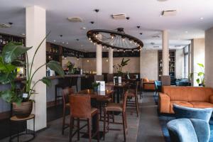 a restaurant with tables and chairs and a bar at Hotel Richmond in Blankenberge