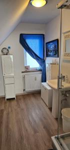 ein kleines Zimmer mit Waschbecken und Fenster in der Unterkunft Harzspaß in Braunlage + 44 Fotos