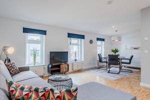 ein Wohnzimmer mit Sofa und Tisch in der Unterkunft Elflein Quartier in Potsdam