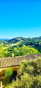 a roof of a building with a mountain in the background at Casa del Sole in Gambassi Terme