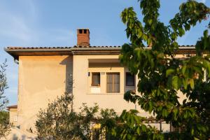 a building with a window and a chimney at Lume Capi in Labin