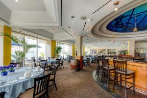 Newstead Belmont Hills Golf Resort & Spa tesisinde bir restoran veya yemek mekanı