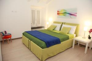 a bedroom with a large bed in a room at Home Sweet Home in Lavagna