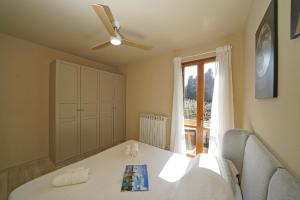 a dining room with a table and a ceiling fan at Olive Garden Garda - pool & view in Moniga