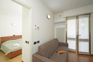 a living room with a couch and a bed at Casa vacanza Iris in Toscolano Maderno
