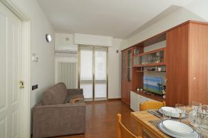 a living room with a couch and a table at Casa vacanza Iris in Toscolano Maderno