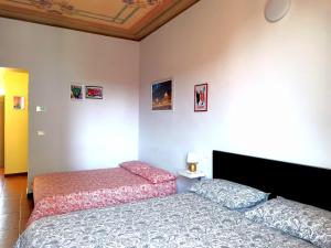 a bedroom with two beds and a ceiling at Casa Torino Lingotto centro fiere, metro, Inalpi Arena,Centro Congressi, Ospedale Molinette, Politecnico in Turin +35 photos