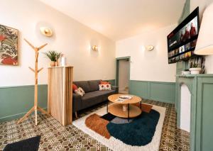 a living room with a couch and a fireplace at Maison 2 chambres avec bureau - Proche gare in Saint-Omer