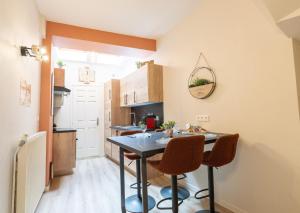 a small kitchen with a table and two chairs at Maison 2 chambres avec bureau - Proche gare in Saint-Omer