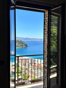 a window with a view of the ocean at B&B La Bastia in Scilla