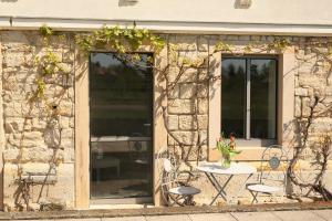 a table and chairs in front of a building at Plantagengut Hosterwitz in Dresden +29 photos