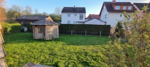 a backyard with a small dog house in the yard at fewo-twete in Stadtoldendorf