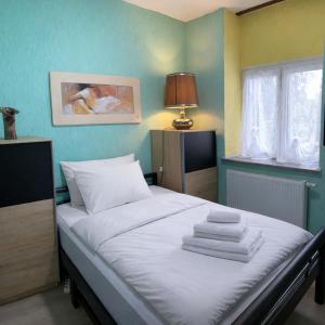 a bedroom with a bed with white sheets and a window at Gelsenkirchen Am Flöz in Gelsenkirchen +26 photos