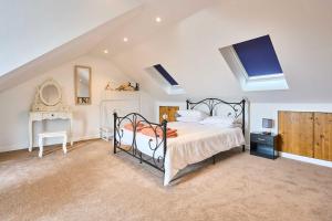 a bedroom with a bed and a desk in it at Host & Stay - 2a Hamilton Road in Felixstowe