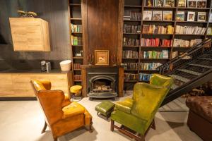 a living room with two chairs and a fireplace at Hotel Boutique Cata & Rose - Exclusivo y tranquilo en O Grove in O Grove