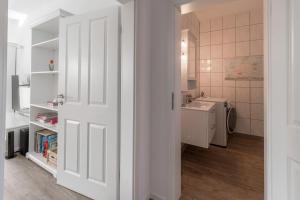a bathroom with a white door and a sink at Ferienwohnung-in-Luebesse in Lübesse