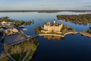 an island in the middle of a lake with a castle at Ferienwohnung-in-Luebesse in Lübesse