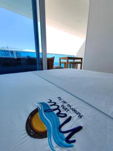a sign that reads happy birthday on a table at 18 El escape perfecto frente al mar in Santa Marta +16 photos