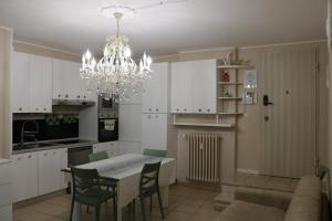 a kitchen and dining room with a chandelier at Tevere 20 House in Monza