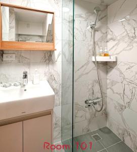 a bathroom with a shower and a sink at 崗崗好 Gangan House in San-fen-tzu