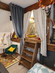 a room with a bunk bed with a ladder and a window at Violeta in Dambach