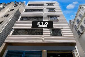a hotel sign on the side of a building at Super Hotel O Howrah Railway Station in Kolkata +34 photos