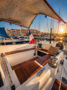 a deck of a boat in a harbor with boats at Nuit Insolite à bord d'un Voilier Sète Vieux Port in Sète +20 photos