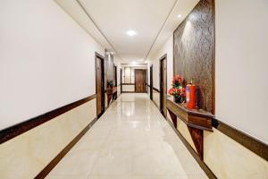 a corridor of a hotel with at Super Hotel O Vijayawada Near Railway Station in Vijayawāda