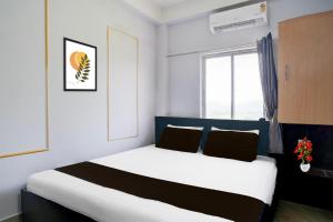 a bedroom with a large bed in a room at Hotel O Garchuk Market Formerly Trendz Stay in Guwahati