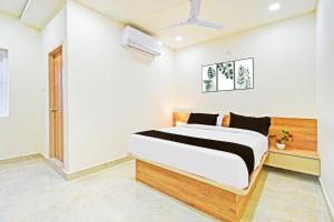 a bedroom with a bed in a room at Super Townhouse Oak Kompally in Hyderabad