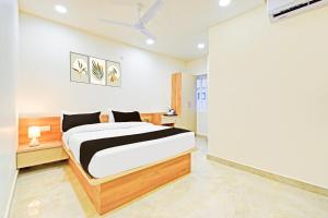 a bedroom with a bed in a room at Super Townhouse Oak Kompally in Hyderabad