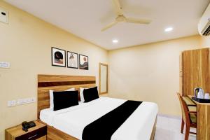 a bedroom with a large bed and a table at Collection O Victoria Memorial Metro Station Formerly Shanthaa Residency in Surūrnagar