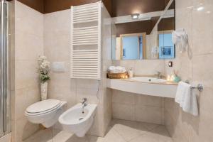 ein Badezimmer mit Toilette und Waschbecken in der Unterkunft New Hotel Dulcinea in Muggia