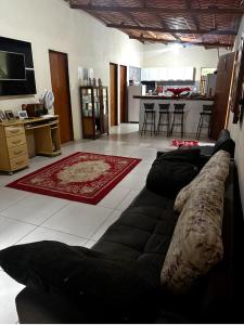 a living room with a couch and a kitchen at Chácara nosso pedacinho do céu in Domingos Martins +7 photos