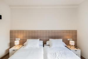 two beds sitting next to each other in a bedroom at Be1960 tercer in Bagá
