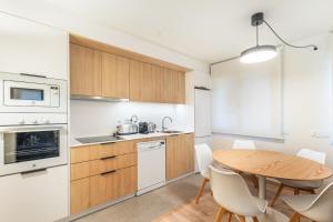 a kitchen and dining room with a table and chairs at Be1960 tercer in Bagá